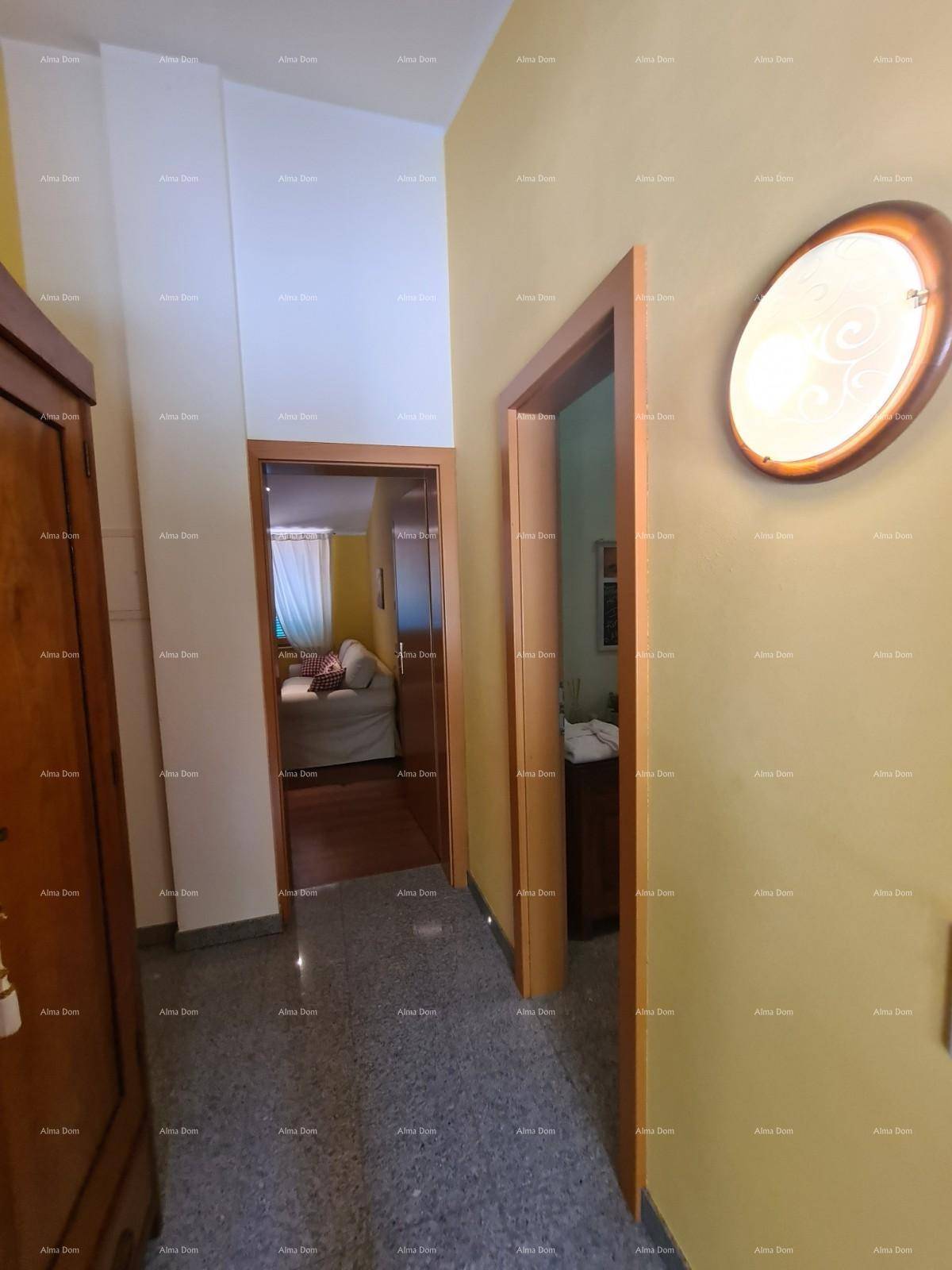 Heller Flur mit Granitboden und Zugang zu verschiedenen Räumen im Inneren des Hauses.