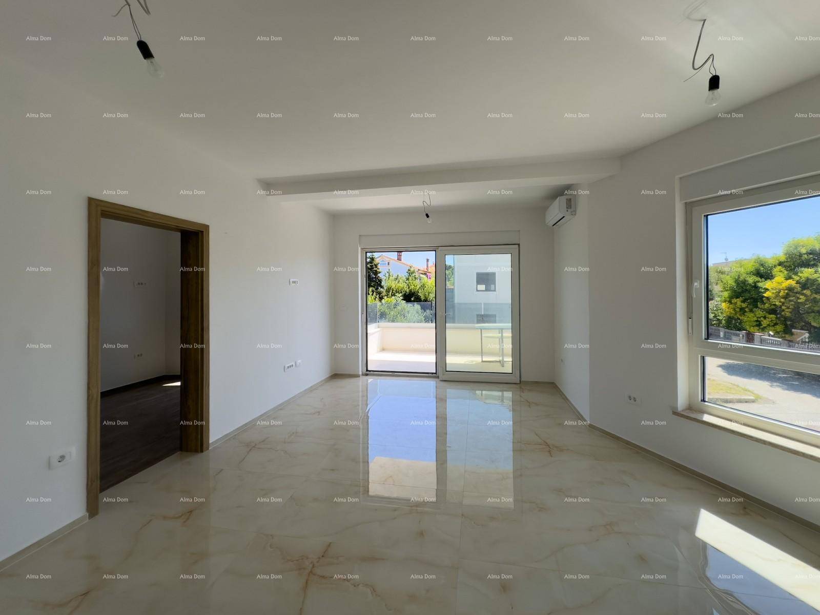 Helles Wohnzimmer mit glänzenden Fliesen, großen Fenstern und Zugang zu einem Balkon.