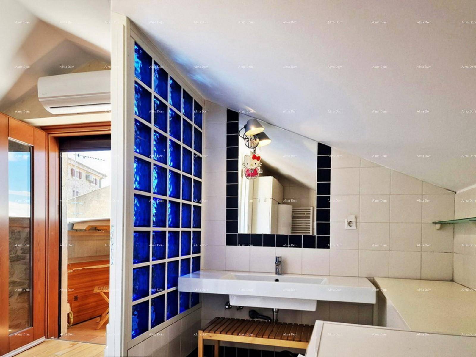 Modernes Badezimmer mit Waschbecken, Spiegel und einer Wand aus blauen Glasbausteinen.