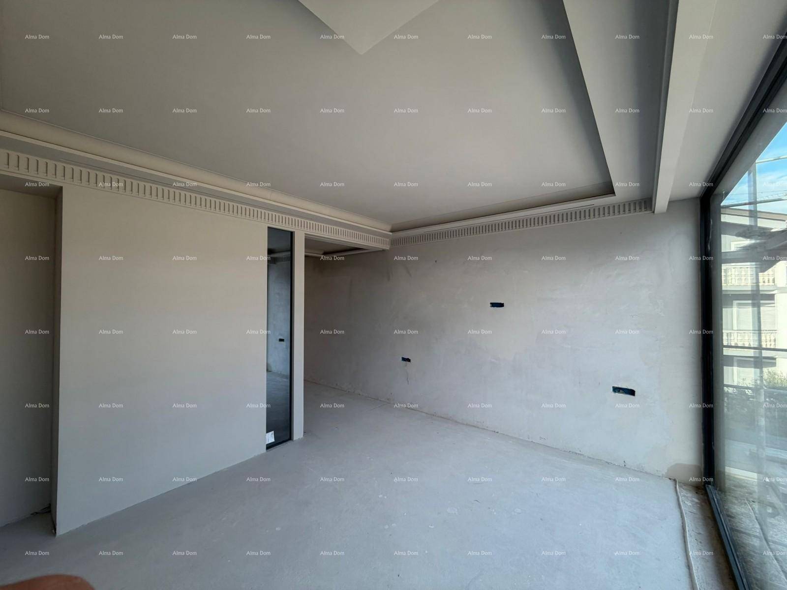 Innenraum im Rohbau mit dekorativer Decke und großen Fensterfronten.