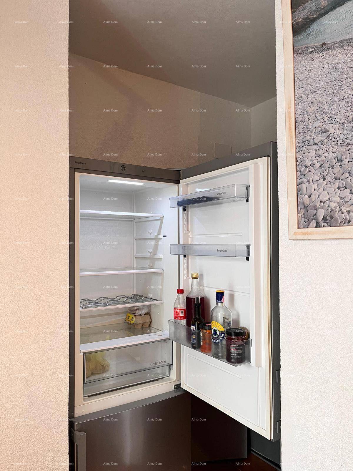 Offener Kühlschrank mit Getränken und Lebensmitteln, Teil der Küchenausstattung.