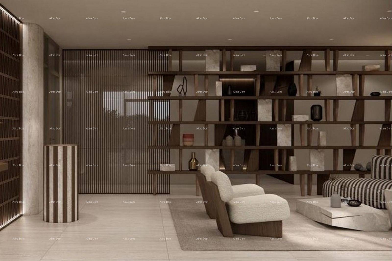 Stilvolles Wohnzimmer mit großem Bücherregal, modernen Möbeln und indirekter Beleuchtung.