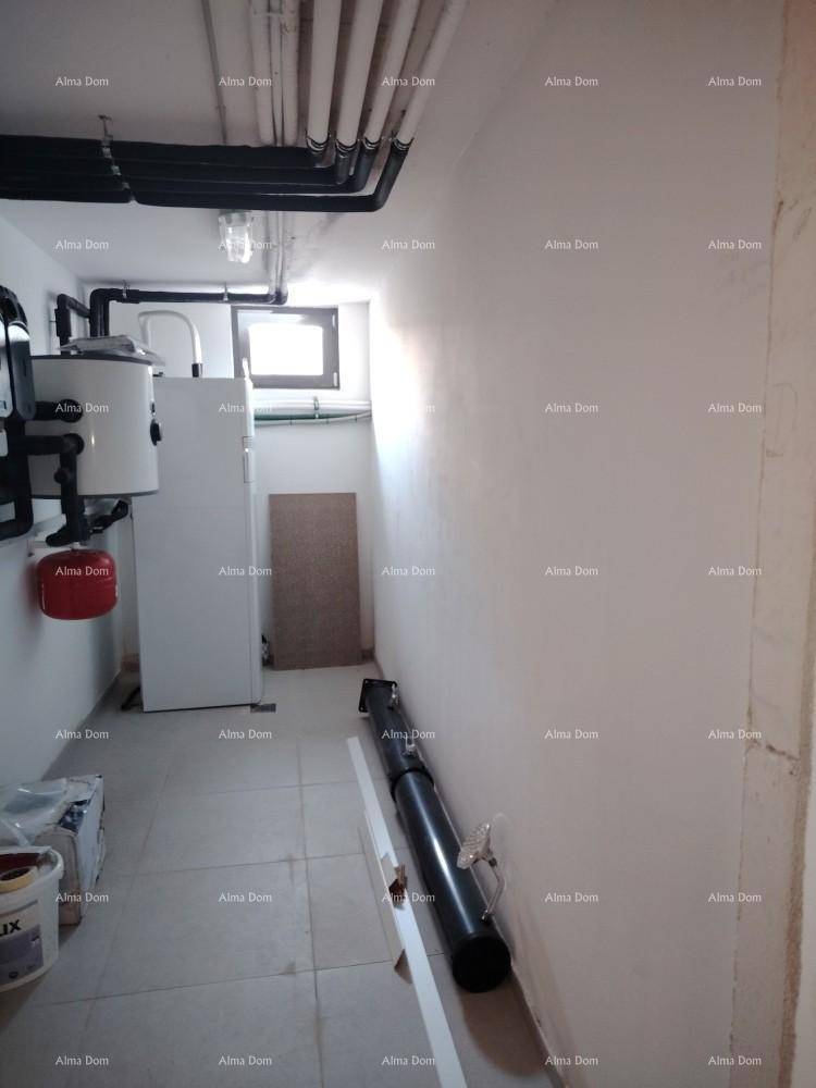 Hauswirtschaftsraum im Keller mit Warmwasserbereiter, sichtbaren Rohren und kleinem Fenster.
