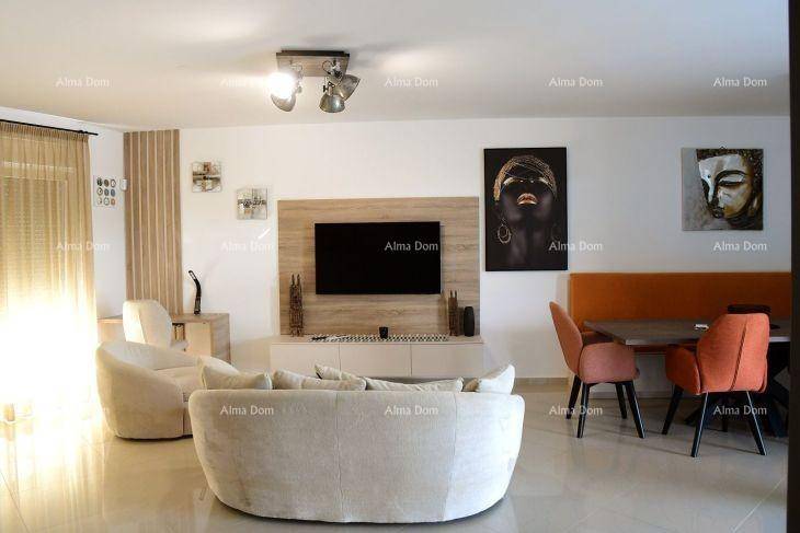 Moderner Wohnbereich mit bequemen Sofas, Flachbildfernseher und dekorativen Wandbildern.