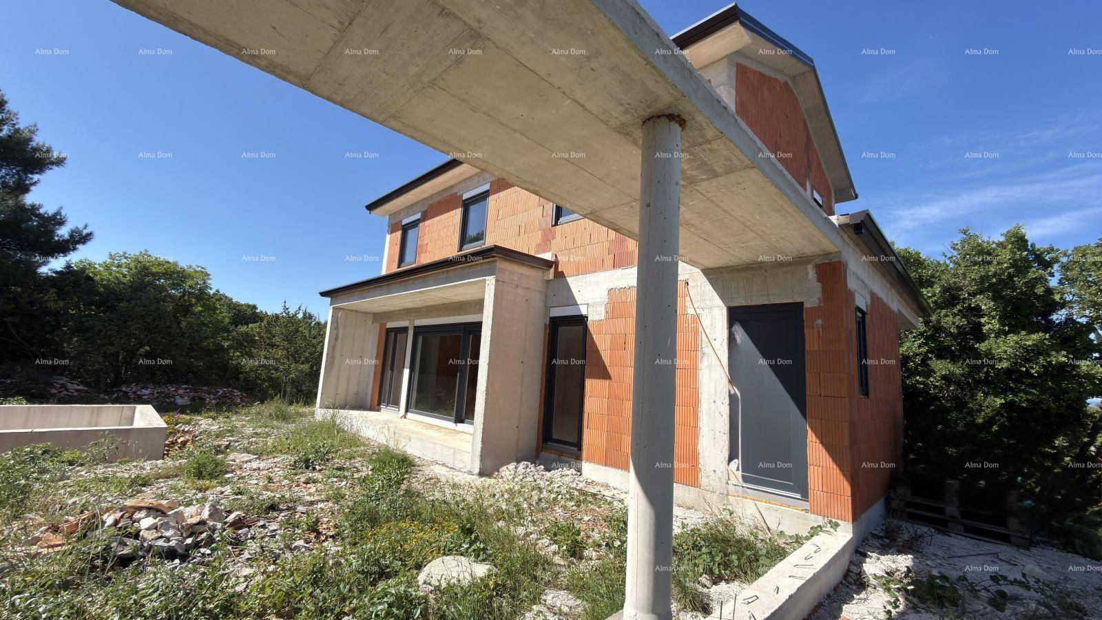 Rohbau eines Einfamilienhauses mit Ziegelmauerwerk und Betonstrukturen in ländlicher Umgebung.
