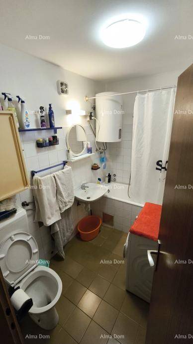 Badezimmer mit Badewanne, Toilette, Waschbecken und Waschmaschine.