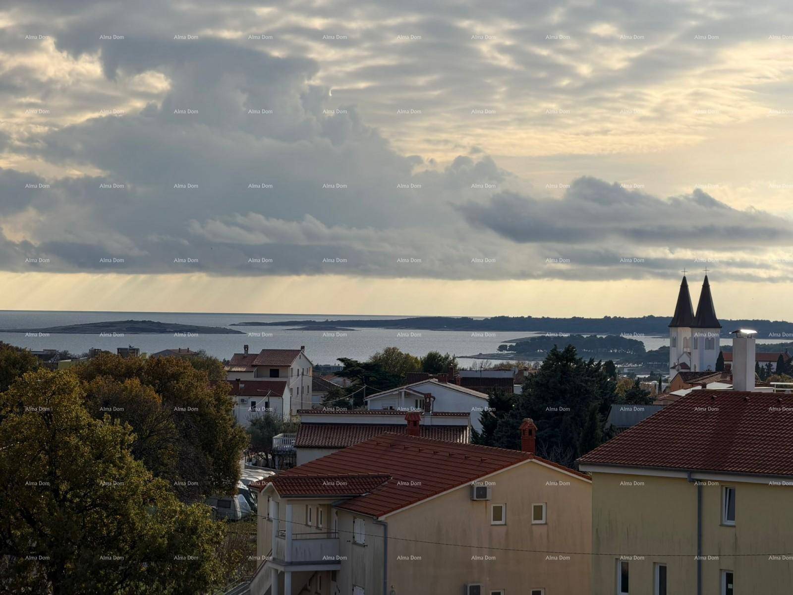 Malerischer Meerblick mit Inseln, Häusern und einem Kirchturm unter einem bewölkten Himmel.