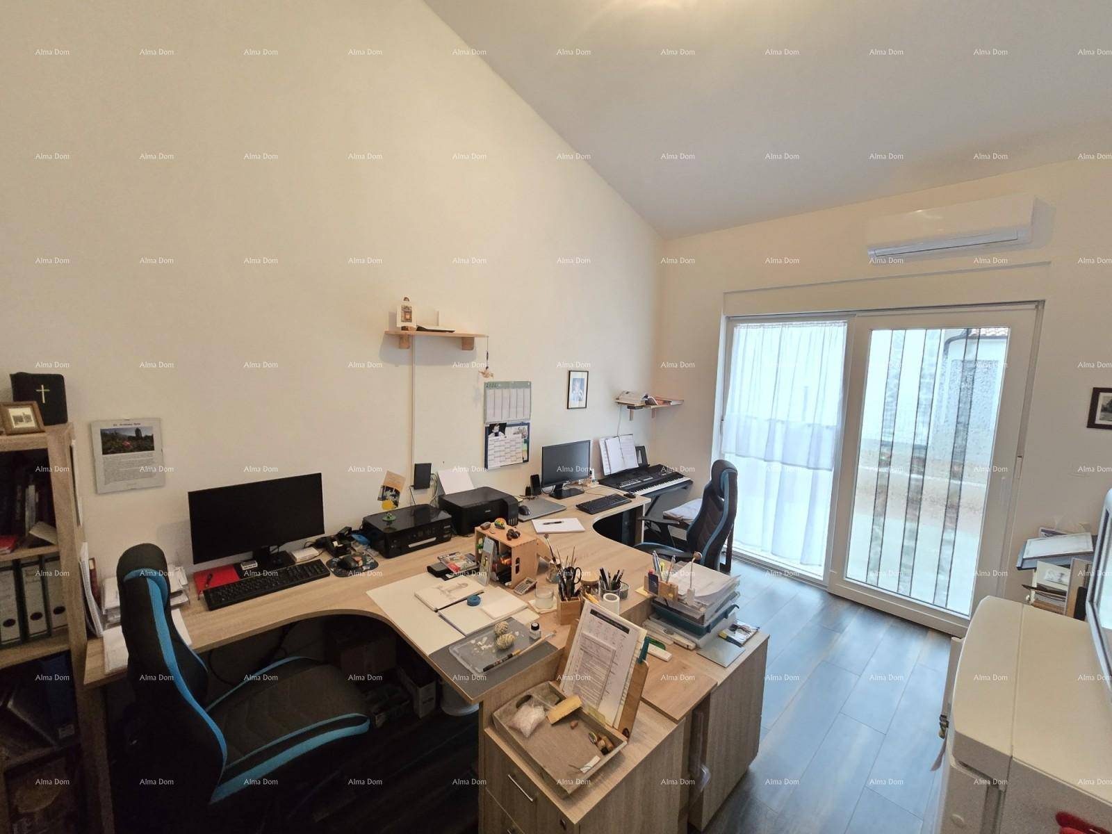 Helles Büro mit großem Schreibtisch, Bürostühlen und Zugang zur Terrasse.