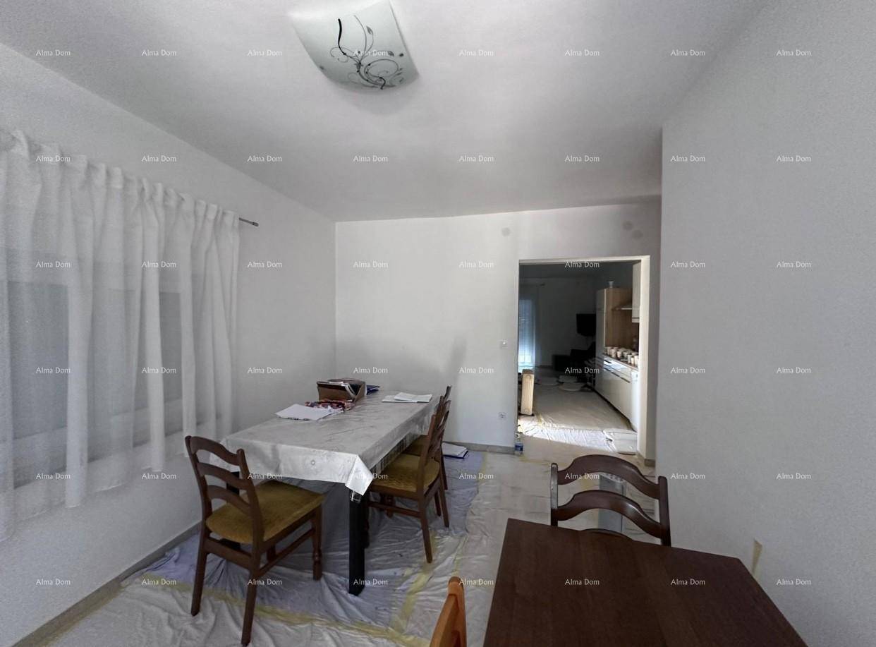 Esszimmer mit Holztisch, Stühlen und Vorhängen, bereit für die Fertigstellung.