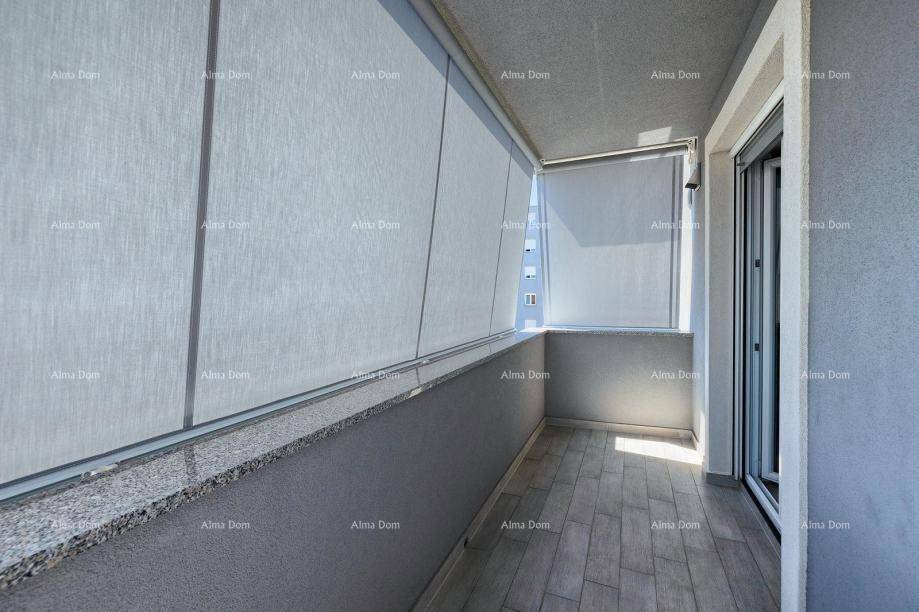 Überdachter Balkon mit Holzboden und Jalousien, bietet Privatsphäre und Schutz.