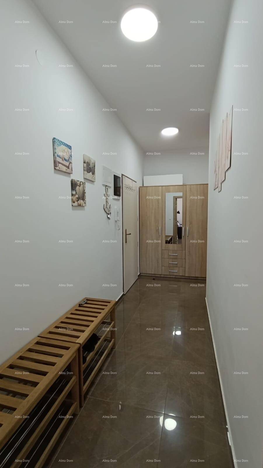 Eingangsbereich mit praktischem Schuhregal und Spiegelschrank für zusätzlichen Stauraum.