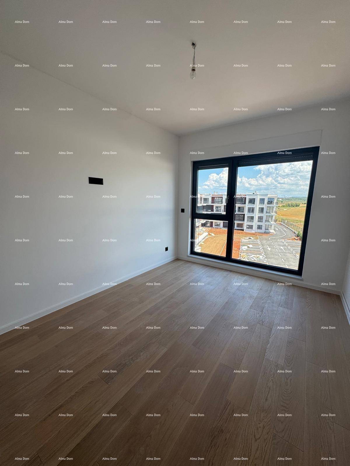 Helles Schlafzimmer mit Holzboden und großem Fenster, bietet weite Aussicht.