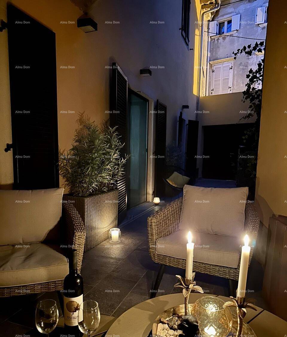 Abendliche Terrasse mit gemütlichen Sitzgelegenheiten und stimmungsvoller Beleuchtung.