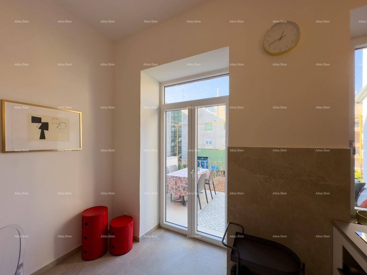 Große Fenstertür bietet Zugang zu einem Außenbereich mit Sitzgelegenheiten und viel Tageslicht.