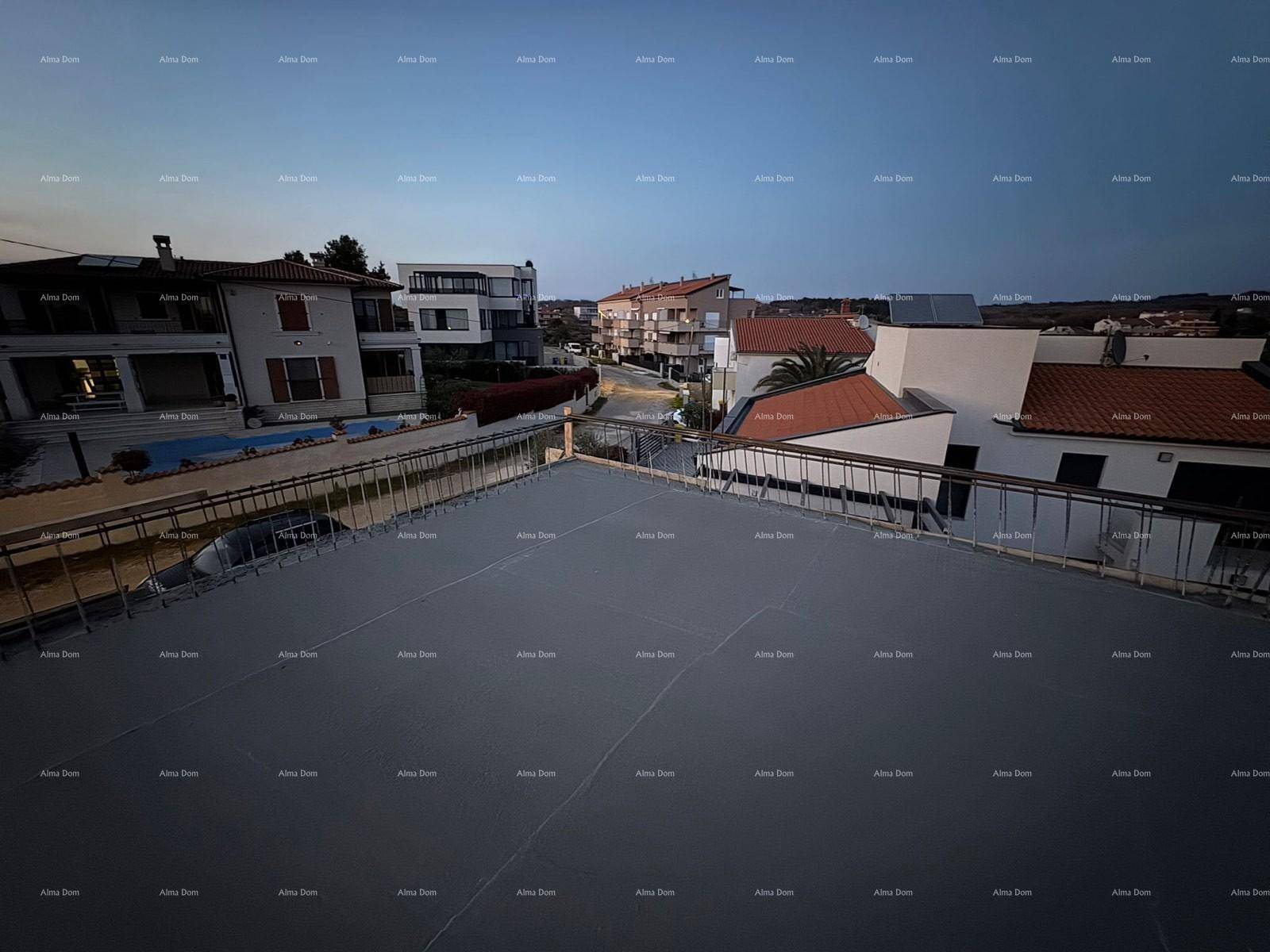Große Dachterrasse mit Geländer und Blick auf umliegende Häuser, teilweise mit Pools.