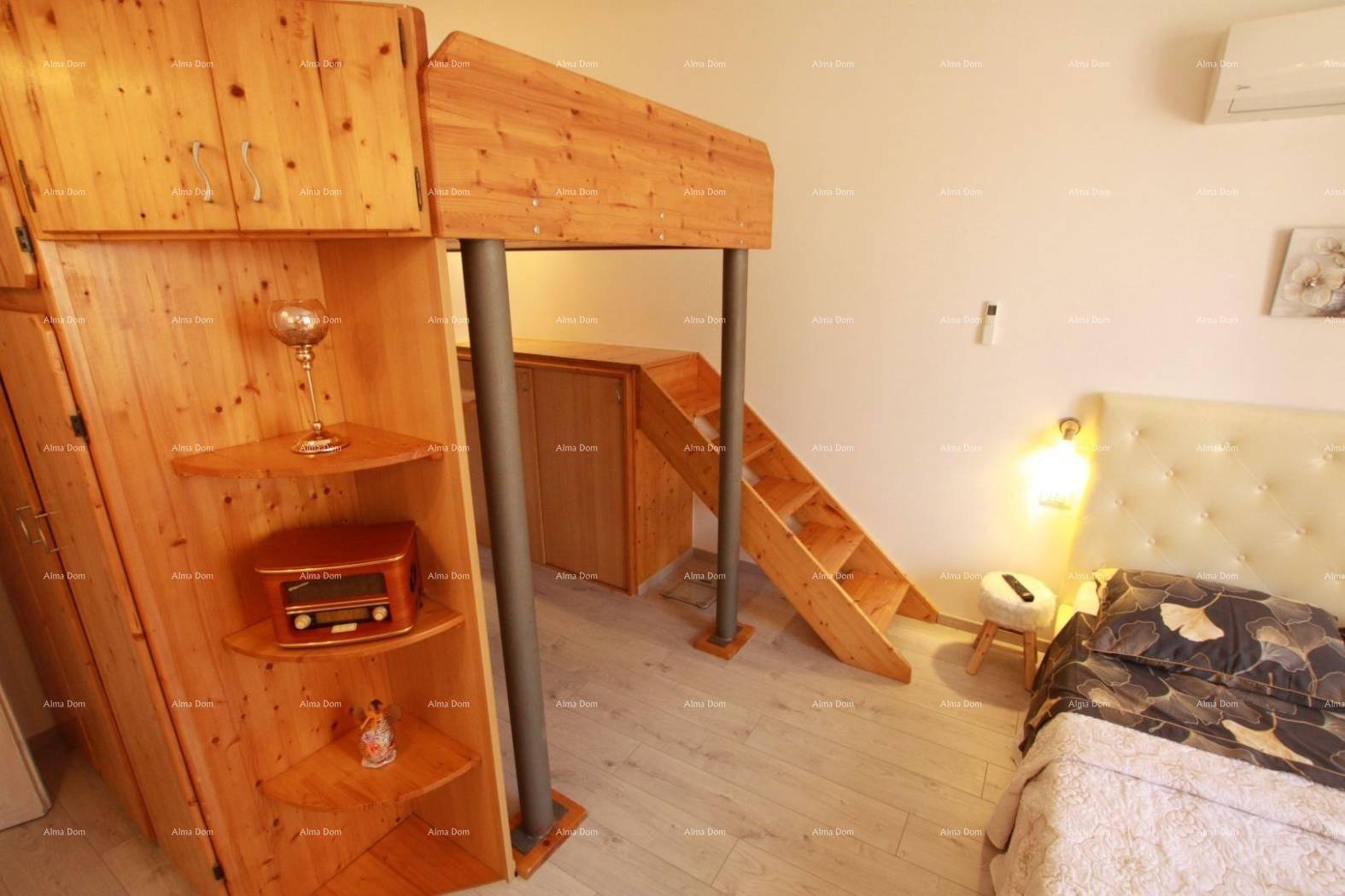 Schlafzimmer mit einzigartigem Hochbett aus Holz und integrierten Schränken.