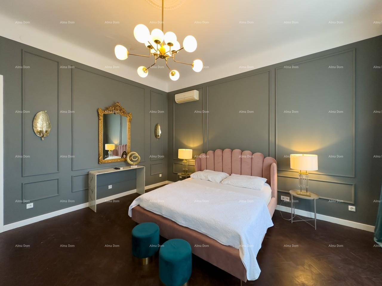 Geräumiges Schlafzimmer mit dunklem Parkettboden, Zierleisten an den Wänden und einem bequemen Doppelbett.