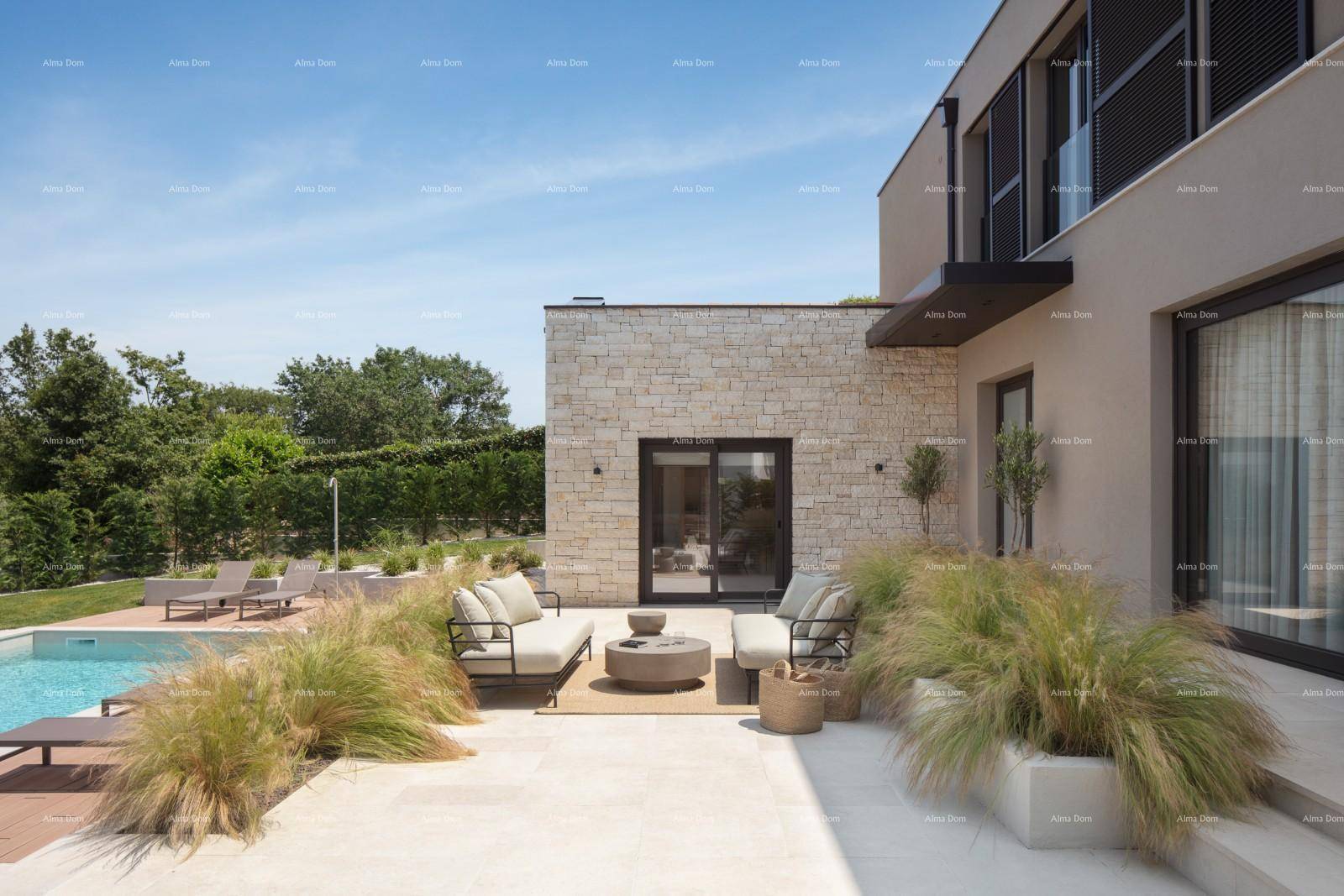 Gemütliche Außenterrasse mit modernen Lounge-Möbeln und Blick auf den Poolbereich.