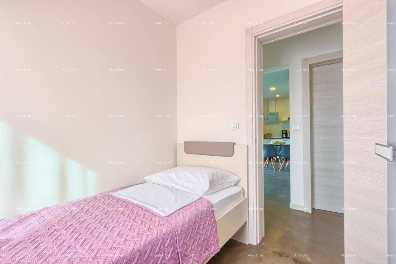Einzelzimmer mit Bett und offenem Zugang zum Wohn- und Essbereich.
