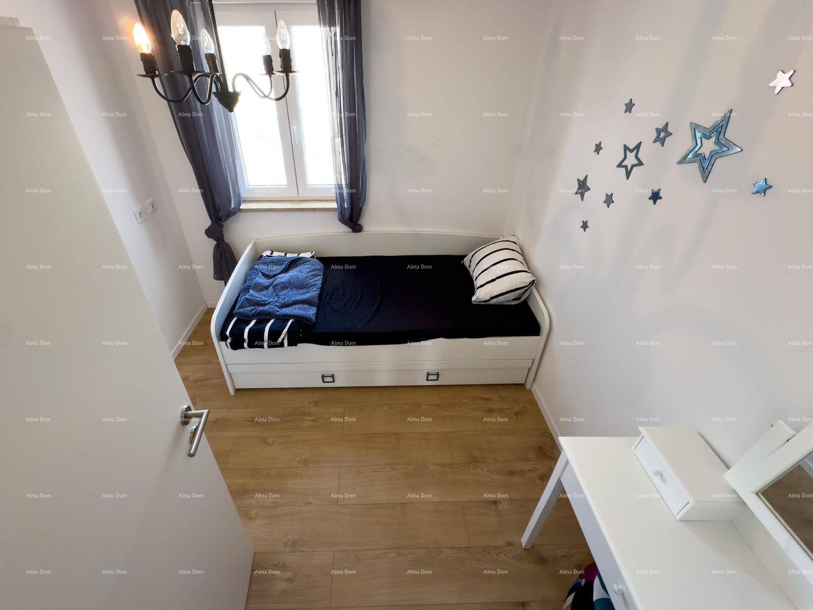 Helles Kinderzimmer mit Einzelbett, Fenster und Sternen an der Wand.