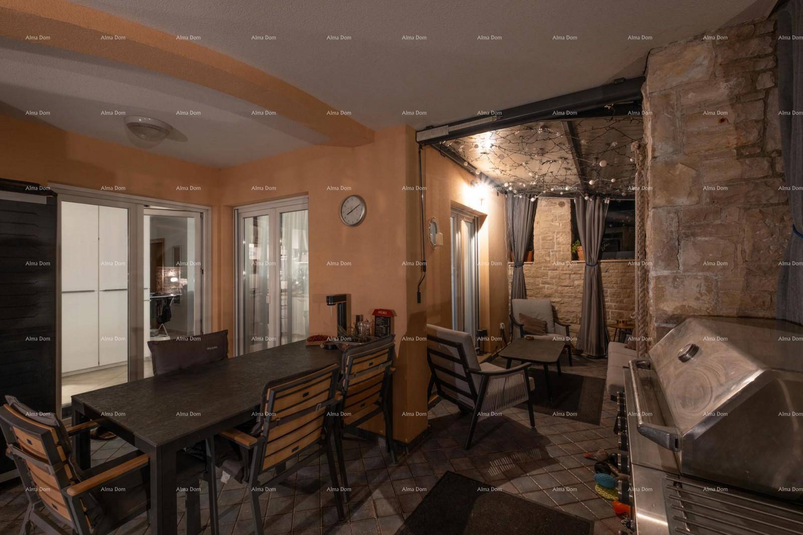 Gemütliche überdachte Terrasse mit Essbereich, Grill und stimmungsvoller Beleuchtung.