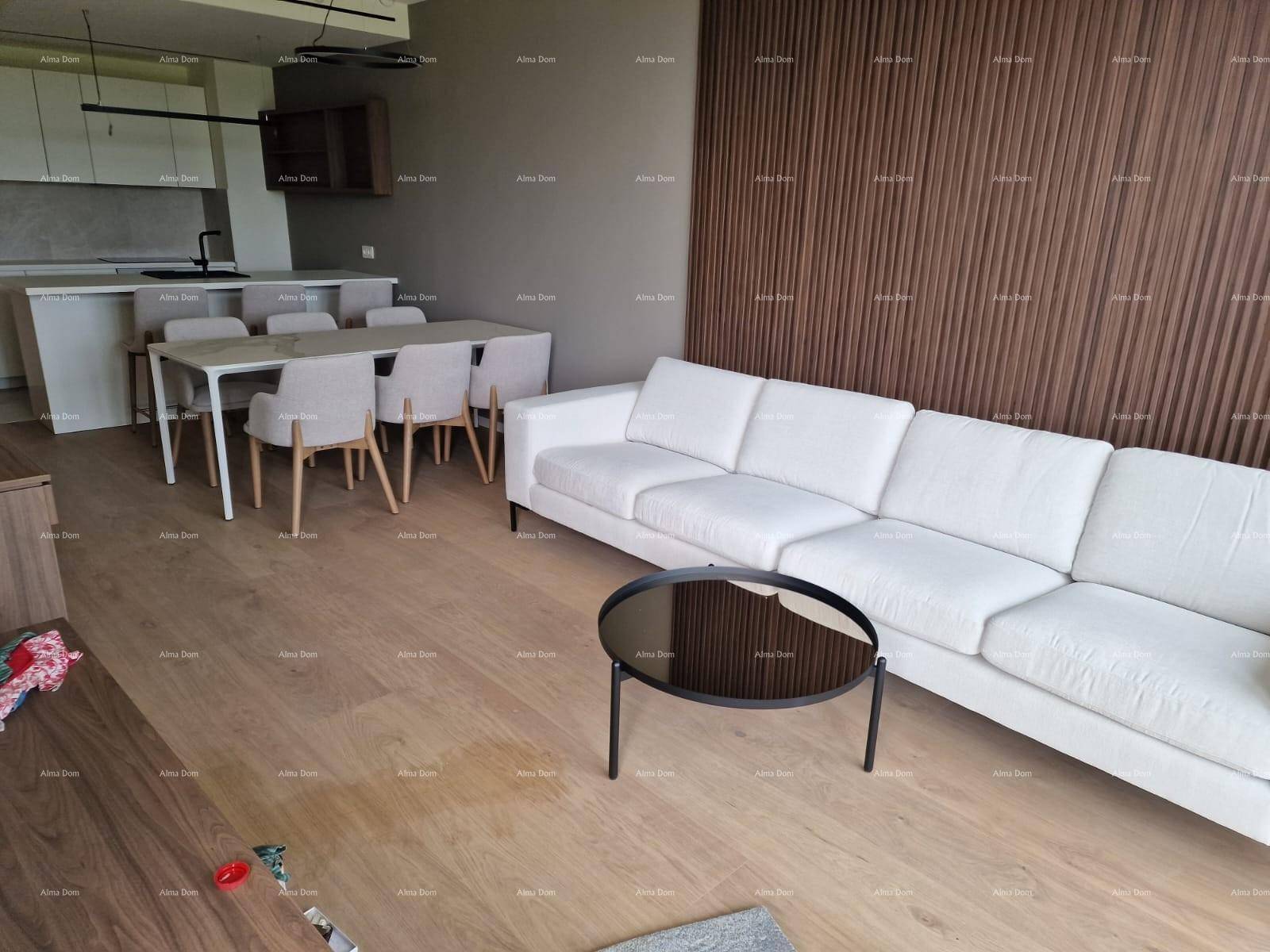 Geräumiges Wohnzimmer mit weißem Sofa, Holzboden und modernem Design.
