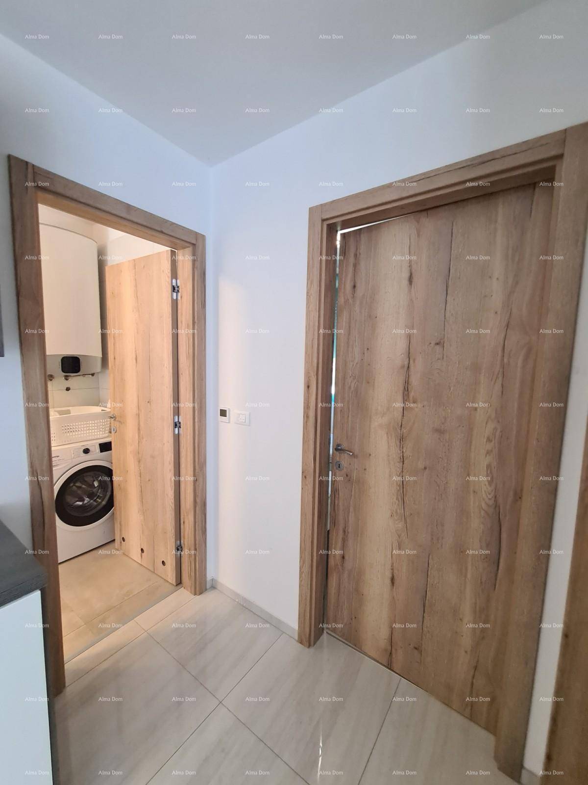 Heller Flur mit modernen Holztüren, eine davon führt zum Hauswirtschaftsraum.