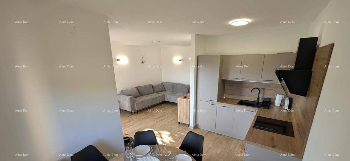 Moderne offene Küche mit Essbereich und Blick auf das Wohnzimmer, hell und geräumig.