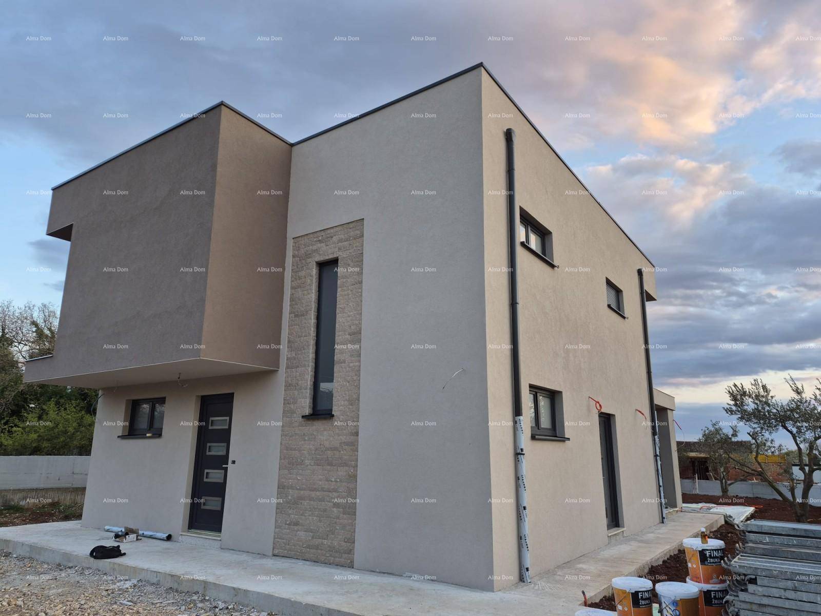 Die Fassade eines modernen Hauses im Bau mit Steinfassade und Baumaterialien im Außenbereich.