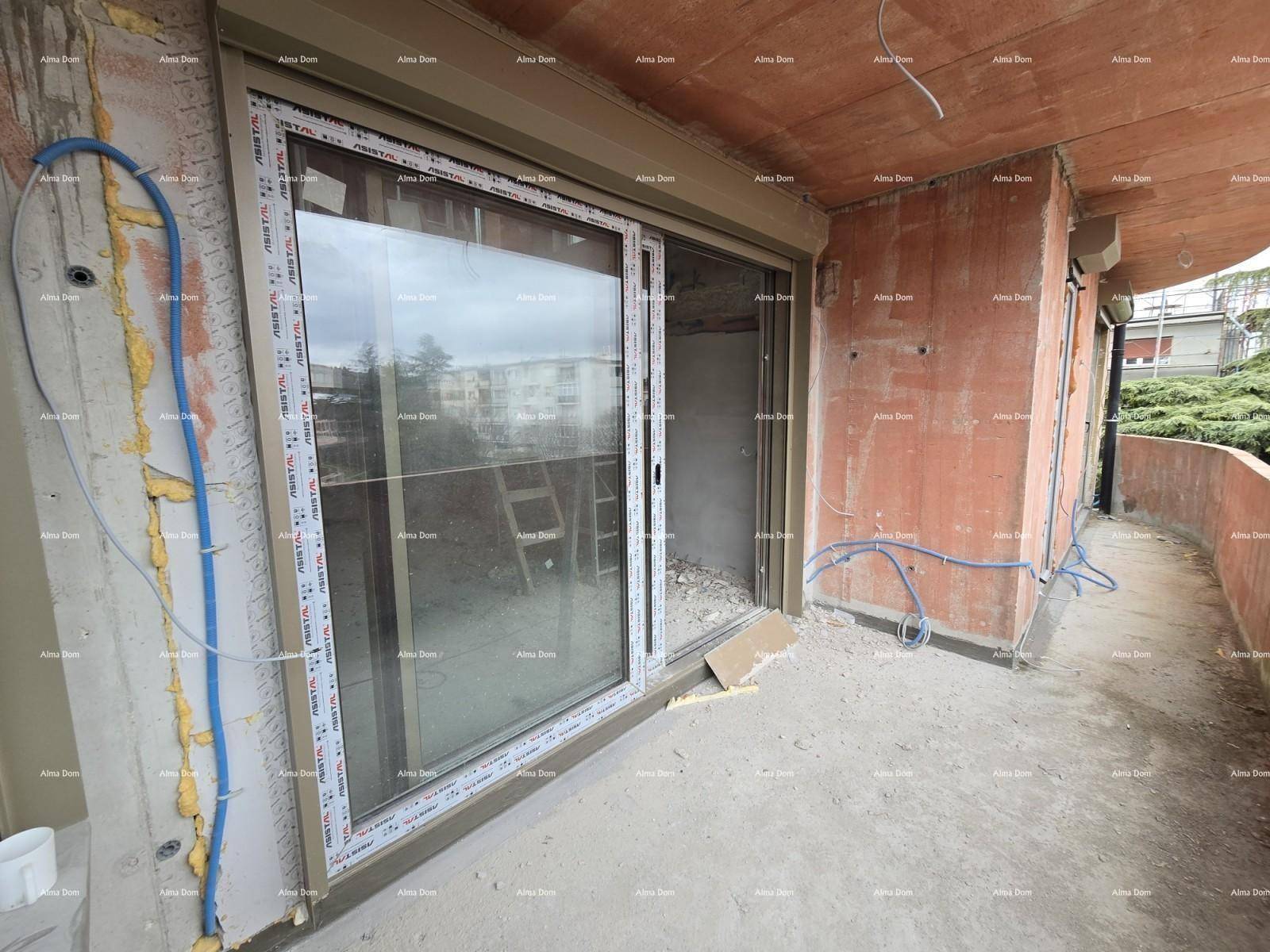 Unfertiger Balkon mit großer Glasschiebetür und sichtbaren Installationsleitungen.