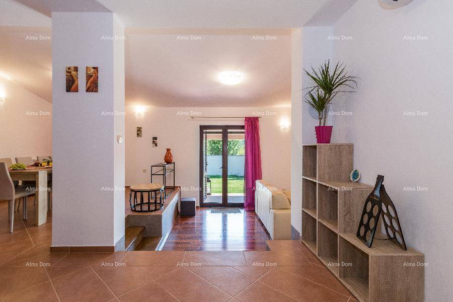 Gemütliches Wohnzimmer mit Zugang zum Garten und einer charmanten Split-Level-Gestaltung.