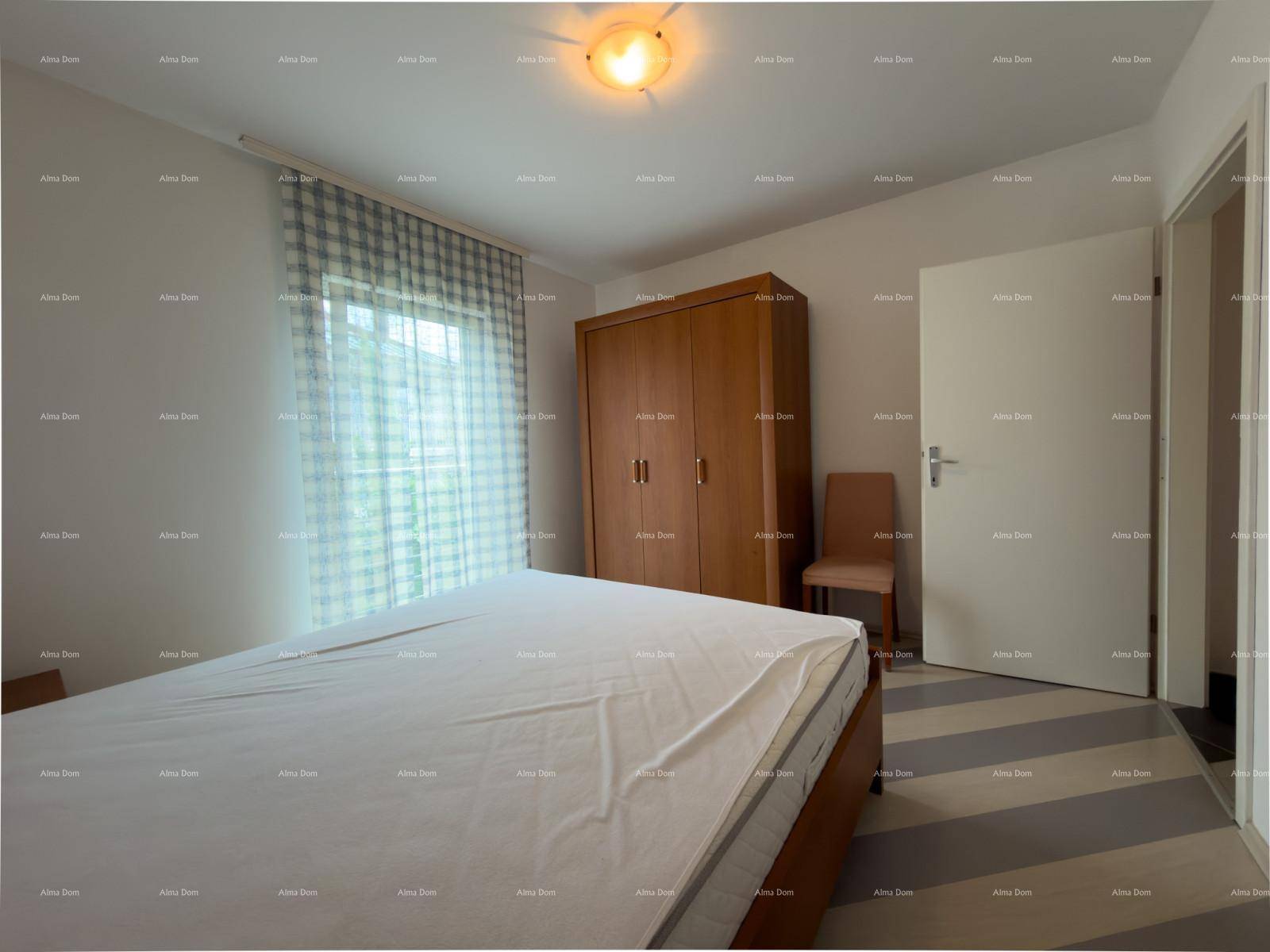 Schlafzimmer mit großem Kleiderschrank aus Holz und Fenster für natürliches Licht.