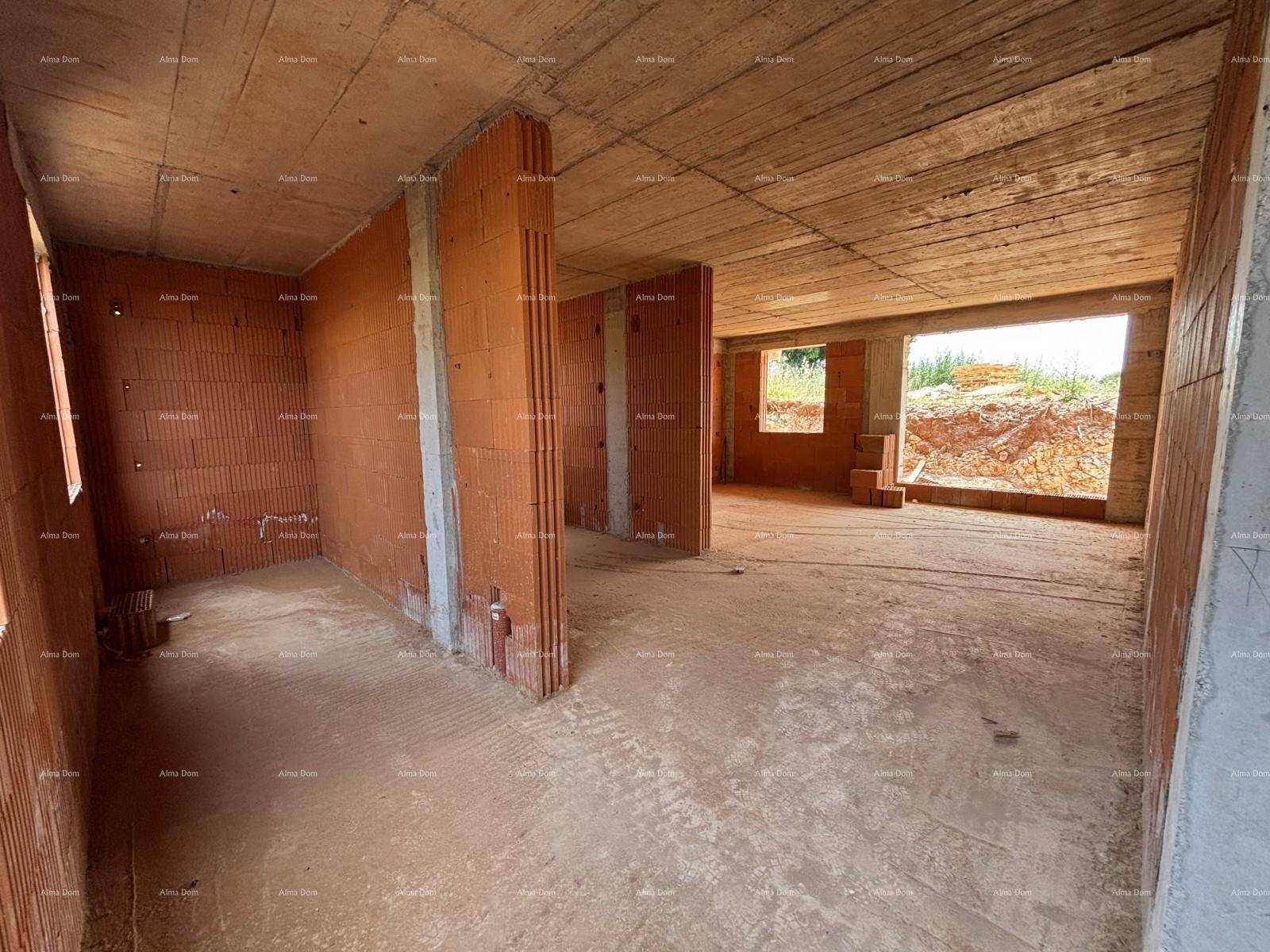 Rohbau-Innenraum mit Ziegelwänden, Betonstruktur und Fensteröffnungen, bereit für den Ausbau.