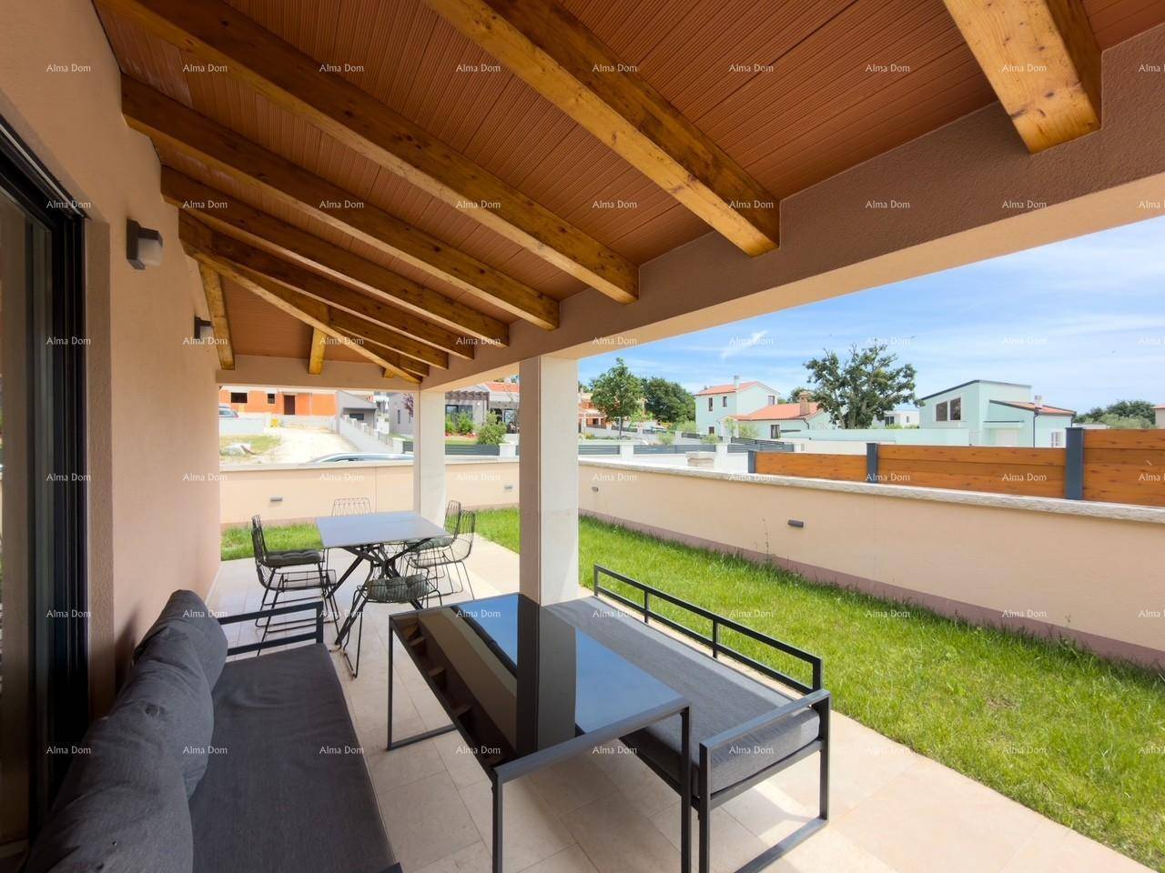 Überdachte Terrasse mit Holzbalken und Gartenmöbeln, perfekt für entspannte Stunden im Freien.