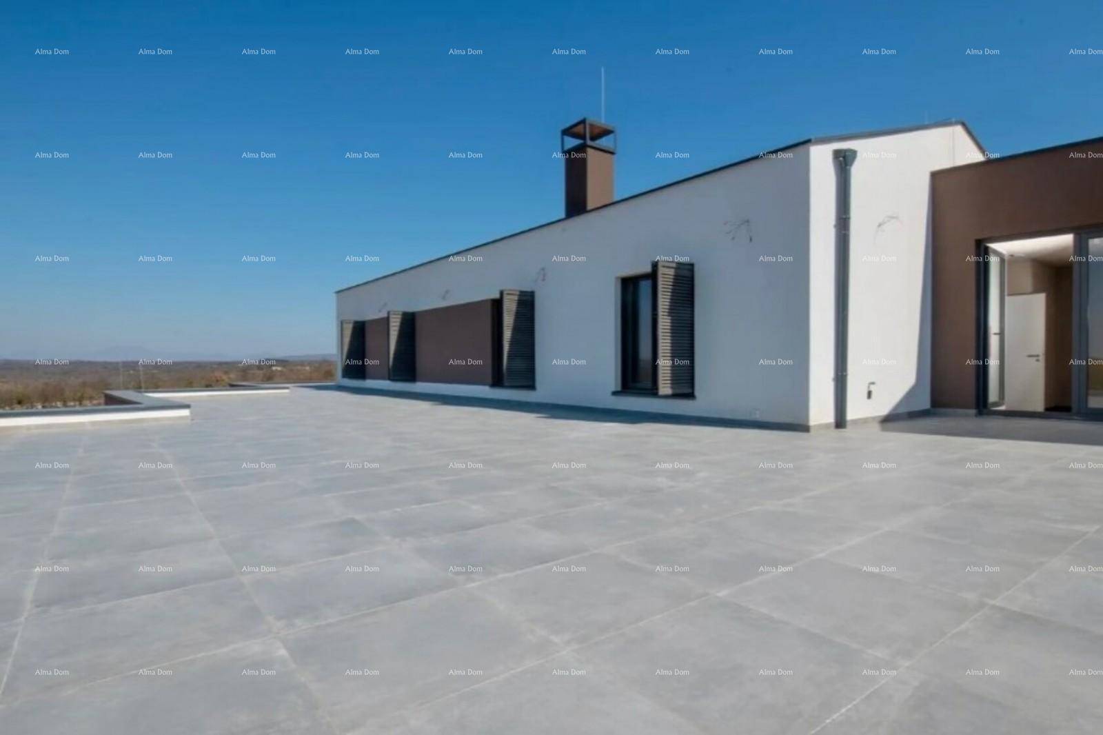 Geräumige Dachterrasse mit grauen Fliesen und weitem Blick über die Landschaft.