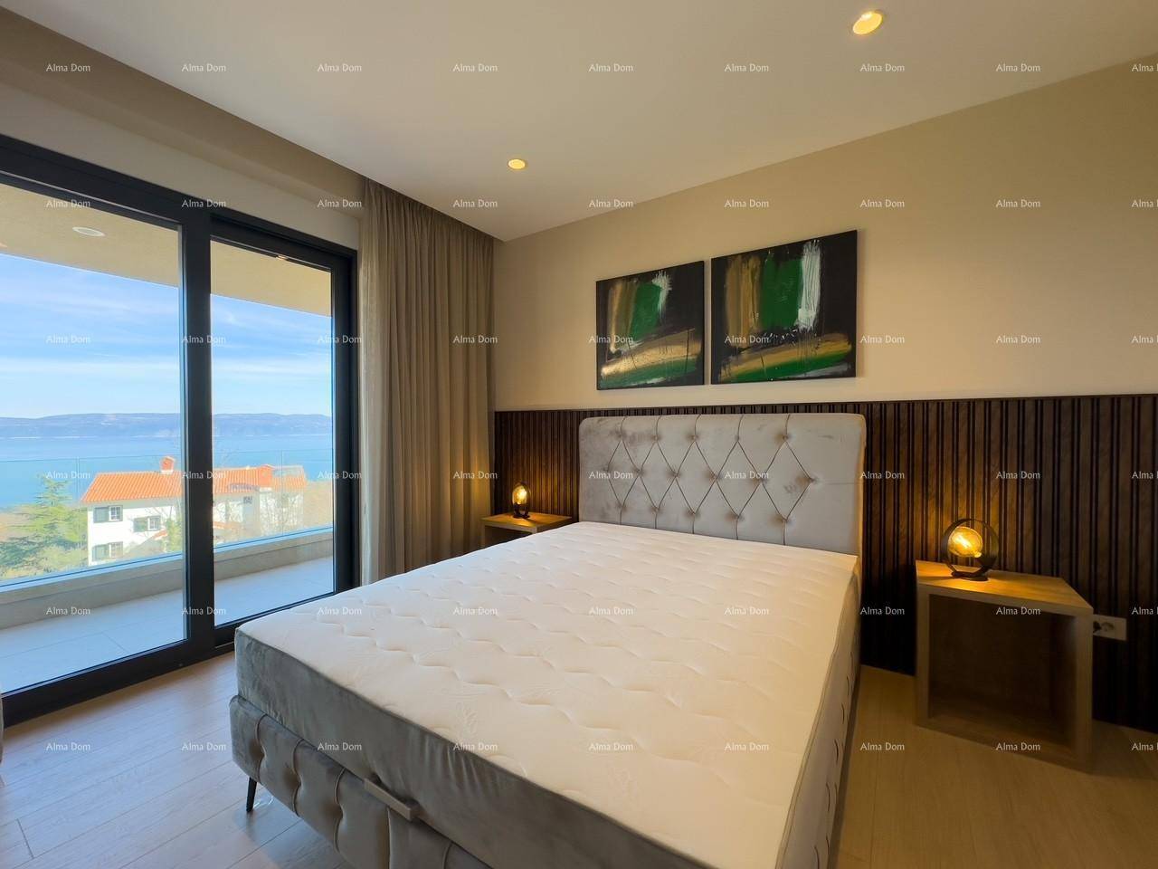 Helles Schlafzimmer mit großem Bett und beeindruckendem Meer- und Bergblick.