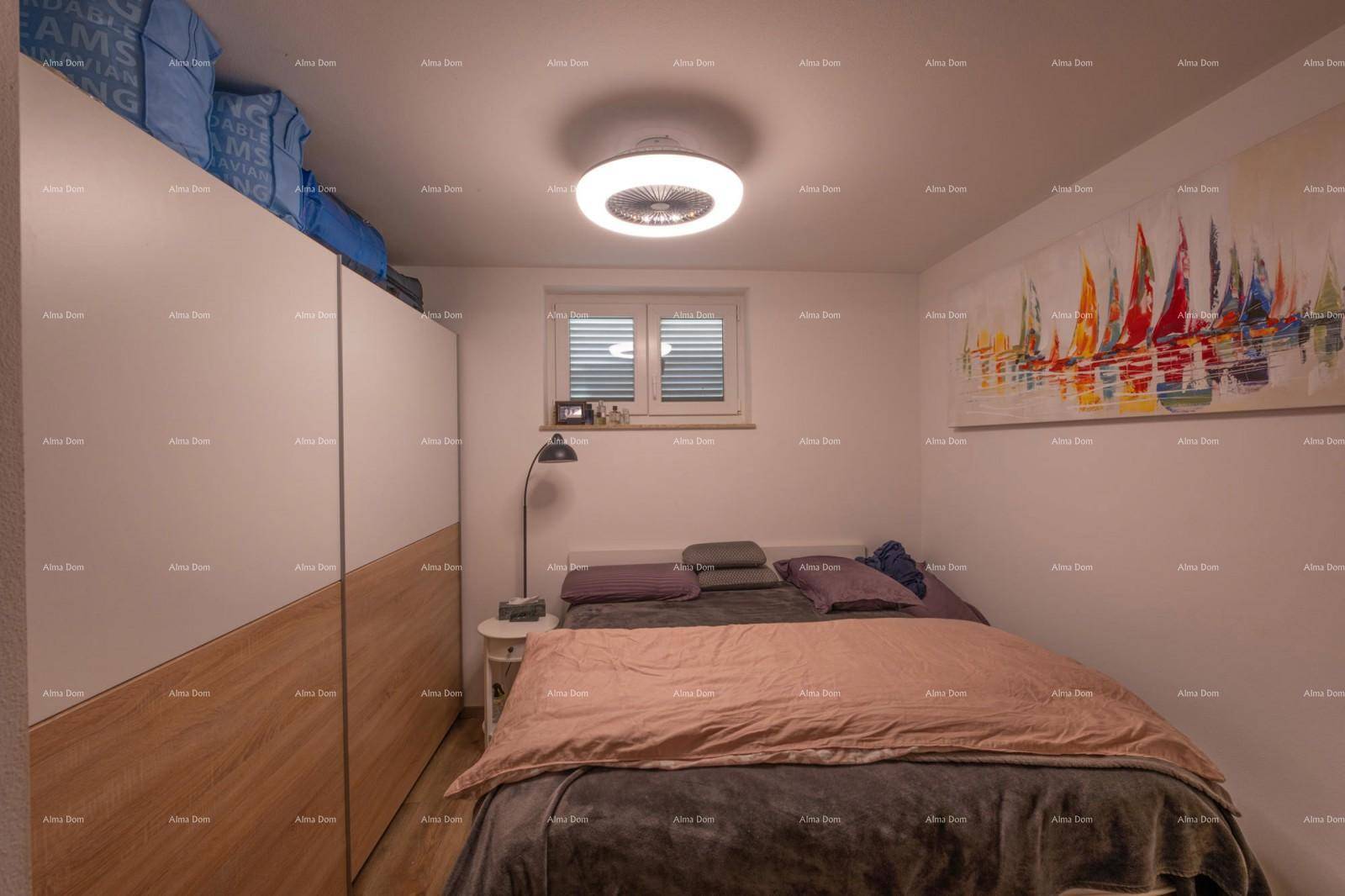 Schlafzimmer mit Doppelbett, Einbauschränken und farbenfrohem Wandbild.