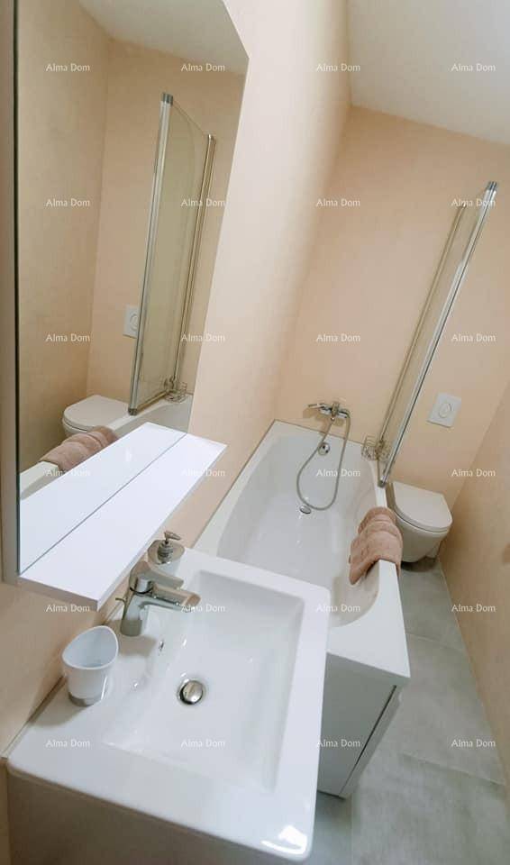 Badezimmer mit Badewanne, Waschbecken und großem Spiegel, in hellen, freundlichen Farbtönen.