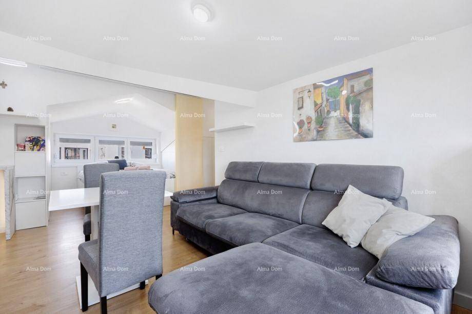 Moderner Wohnbereich mit bequemer Couch und Esstisch, hell und freundlich gestaltet.