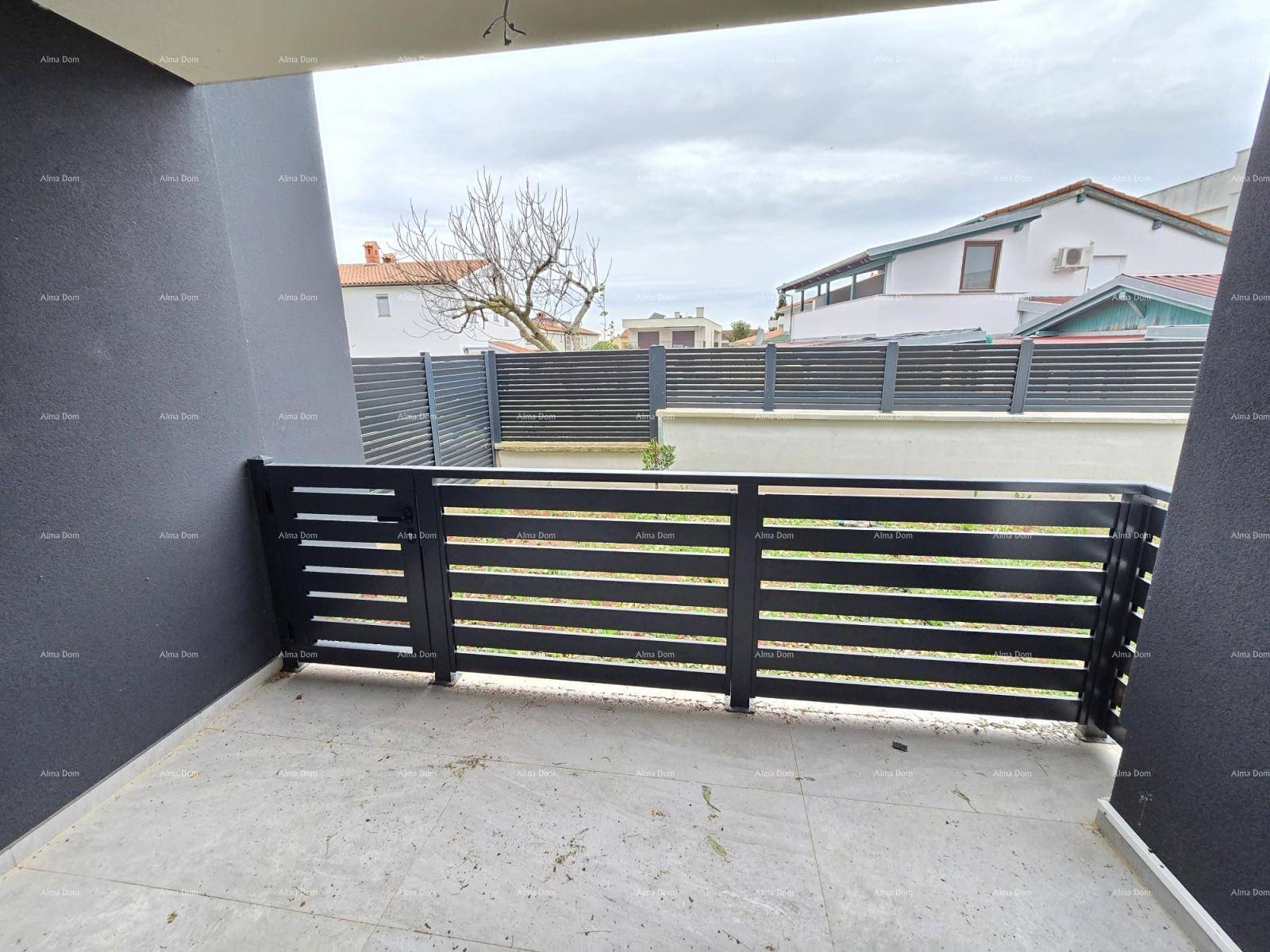 Kleiner Balkon mit modernem Geländer und Blick auf die Nachbarschaft.