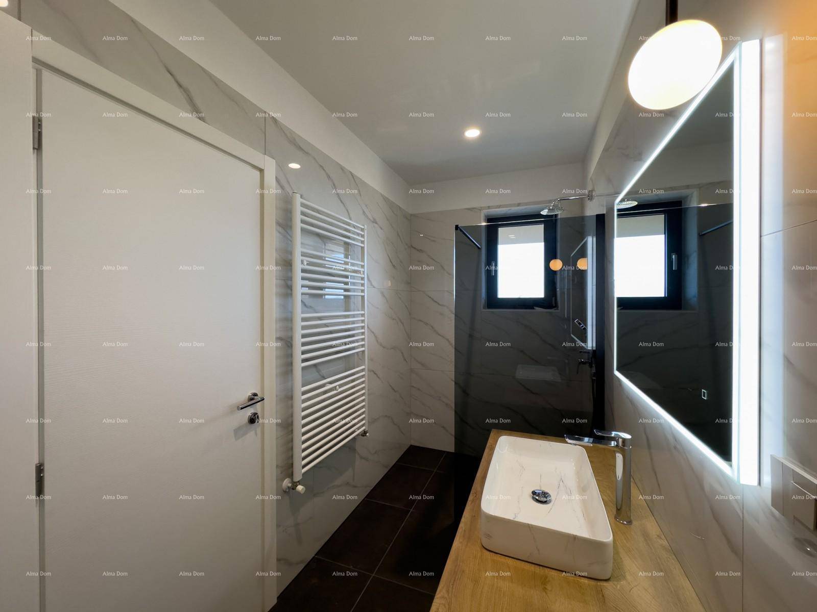 Elegantes Badezimmer mit modernen Fliesen, beleuchtetem Spiegel und stilvollem Waschtisch.