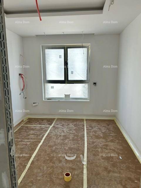 Schlafzimmer im Bau mit einem Fenster und vorbereitetem Boden für die Endverlegung.