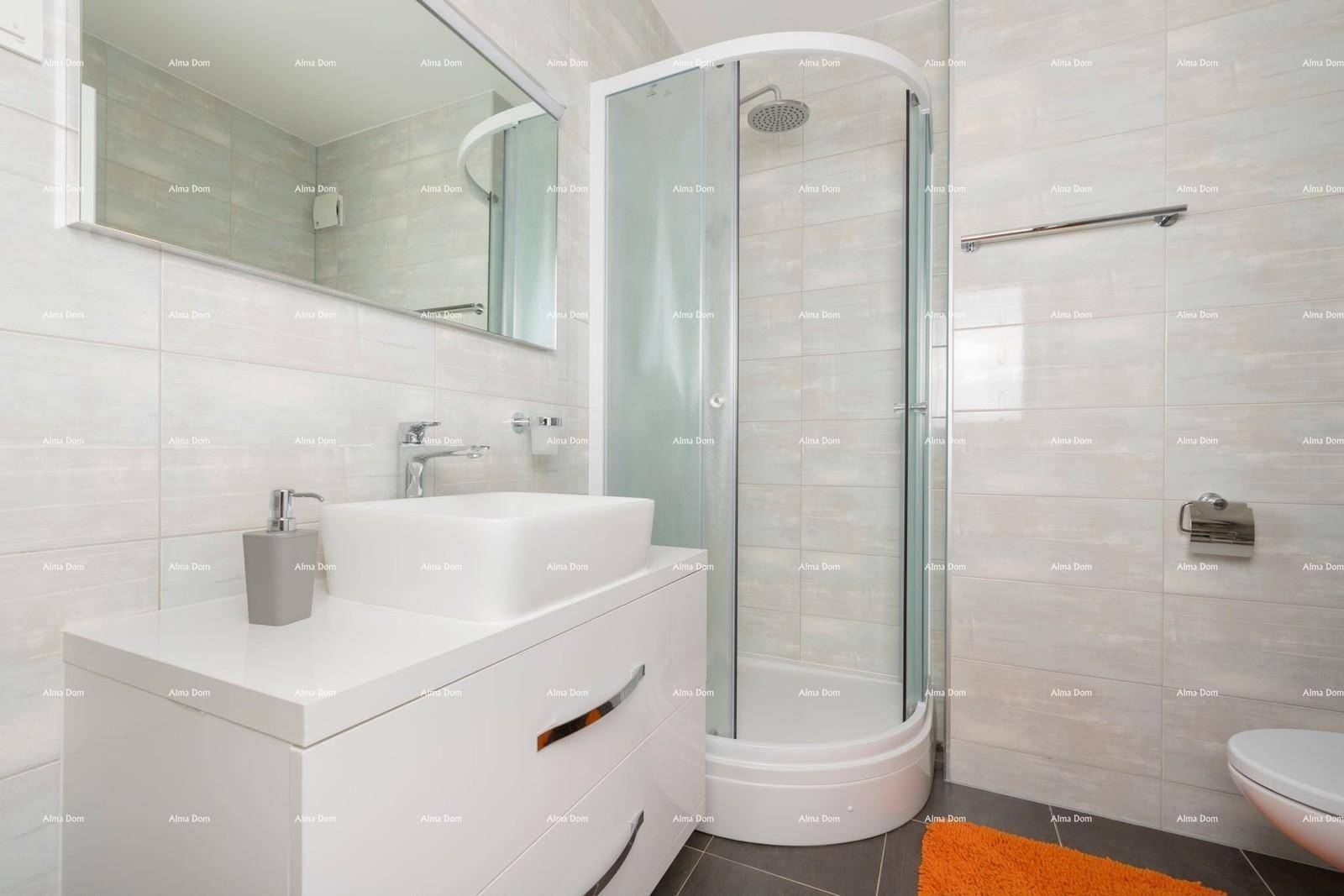 Zeitgemäßes Badezimmer mit Duschkabine, großem Spiegel und modernem Waschtisch.