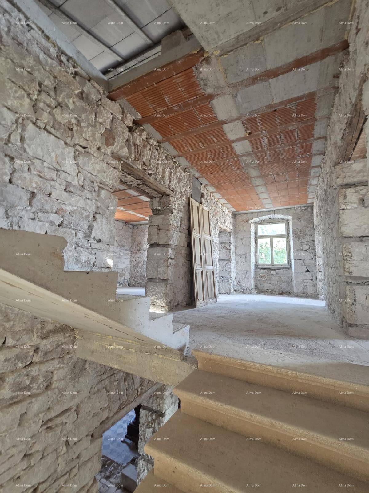 Treppenhaus mit rustikalen Steinwänden und Ziegeldecke, das zu weiteren Räumen führt.