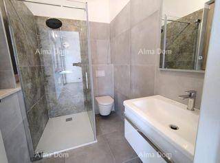 Modernes Badezimmer mit begehbarer Dusche, Hänge-WC und Einzelwaschbecken.