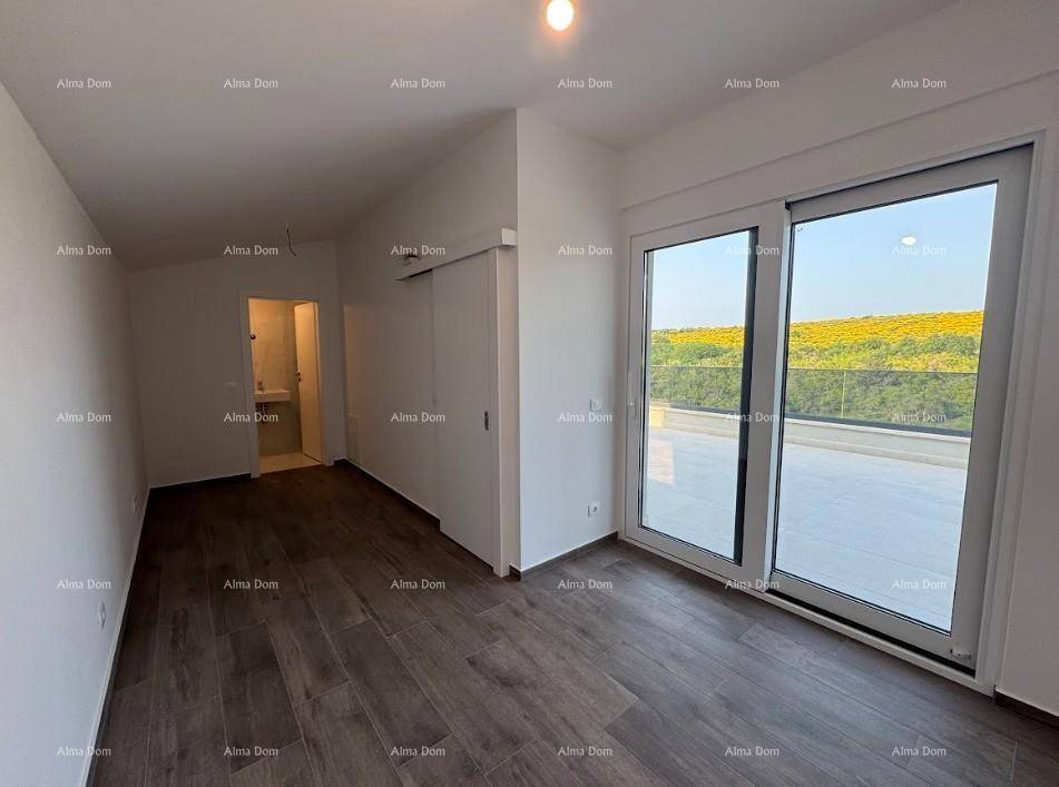 Schlafzimmer mit Schiebetüren, Zugang zur Terrasse und einem schönen Blick ins Grüne.