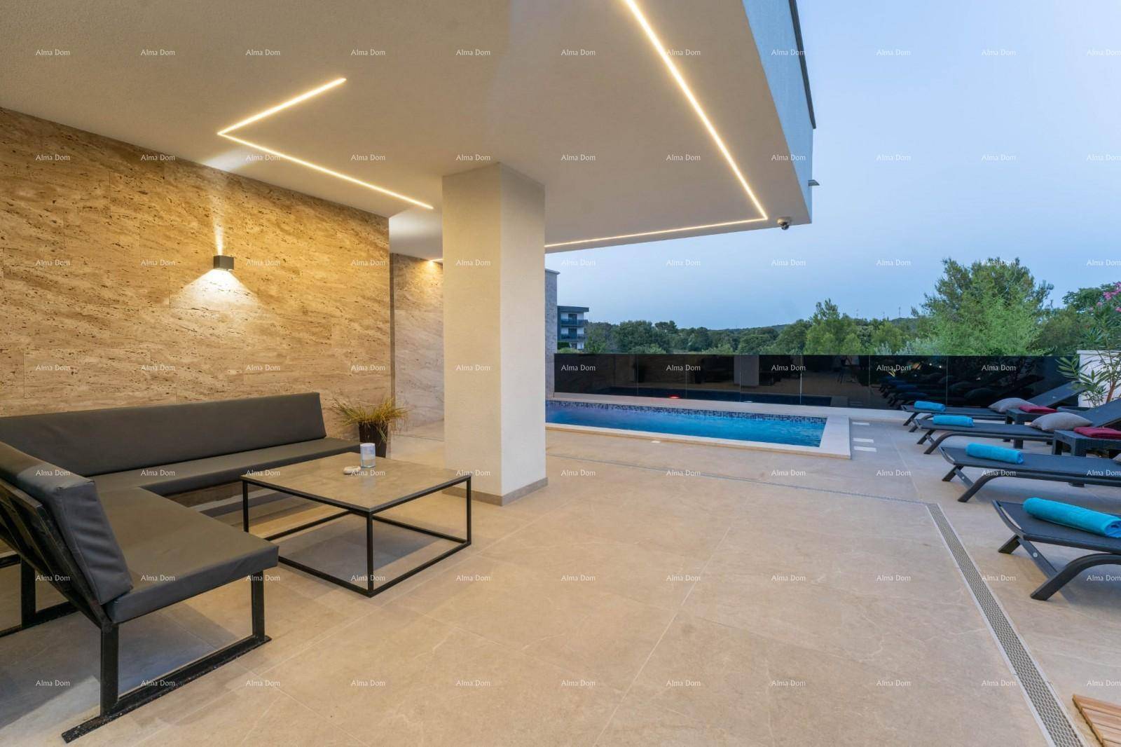 Gemütlicher Außenbereich mit Lounge-Möbeln, Poolzugang und stilvoller Beleuchtung für Abendstunden.
