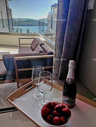 Einladender Balkon mit Sekt, Erdbeeren und entspanntem Blick auf das Meer.