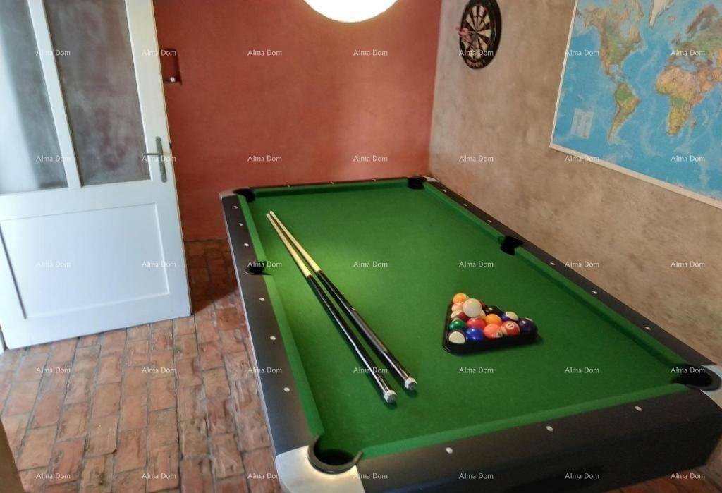 Unterhaltsamer Spielraum mit Billardtisch und Dartscheibe, perfekt für gesellige Abende.