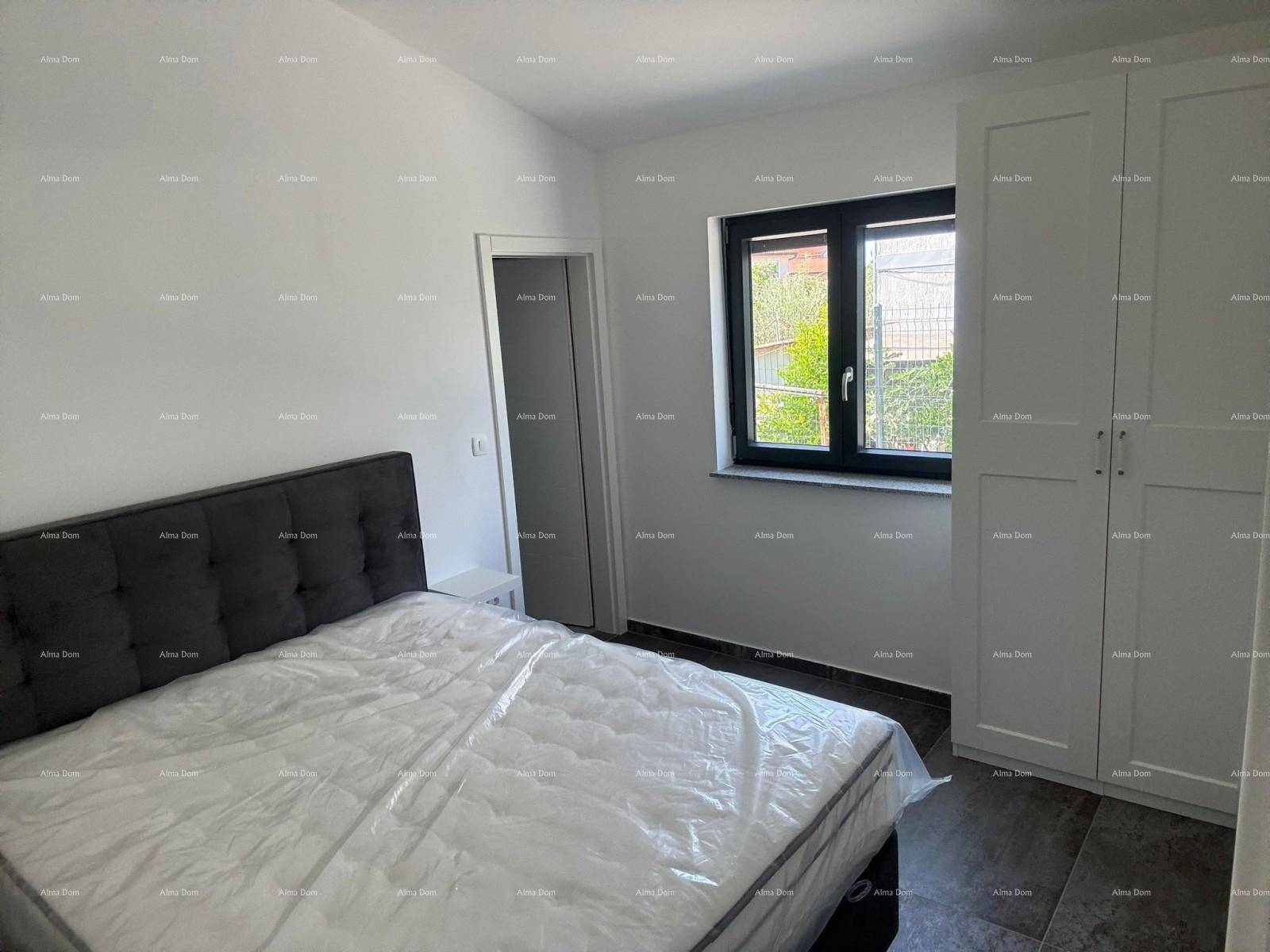 Helles Schlafzimmer mit Doppelbett, Fenster und weißem Kleiderschrank, in neuwertigem Zustand.